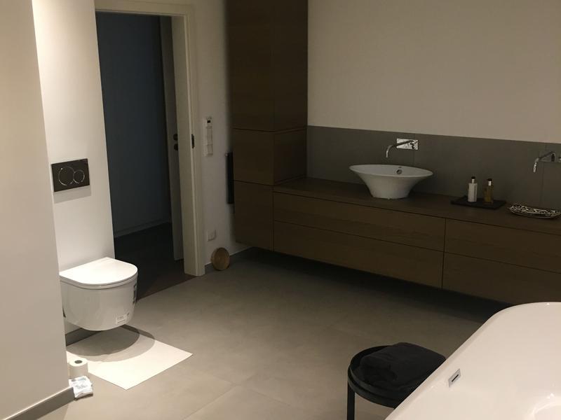 Ein großes, offenes Bad mit Toilette, große Waschzeile und Badewanne