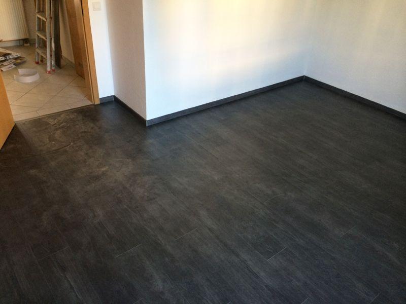 Dunkler Holzbodenbelag