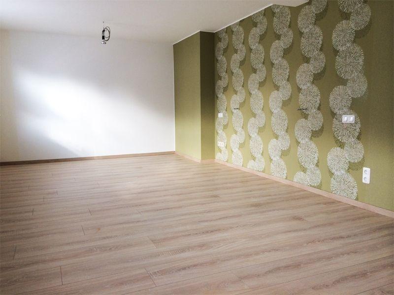 Heller Holzboden in einem großen Raum